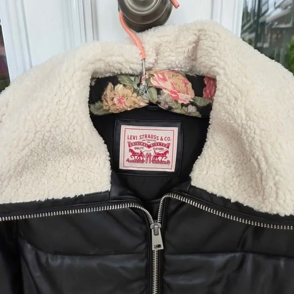 Levi's Women's Black Puffer Jacket with Cream Collar - Picture 2 of 3